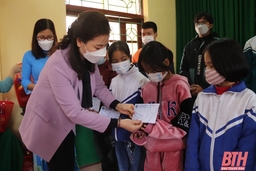 Hội LHPN tỉnh trao quà tết cho trẻ mồ côi, học sinh vượt khó học giỏi huyện Nga Sơn