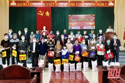 Câu lạc bộ doanh nhân Thanh Hóa tại TP Hồ Chí Minh - phía Nam trao 2.000 suất  quà tết cho người nghèo