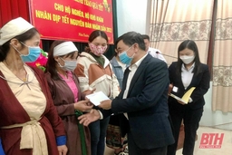 Ủy ban MTTQ tỉnh trao quà cho hộ có hoàn cảnh khó khăn nhân dịp Tết Nguyên đán Nhâm Dần 2022