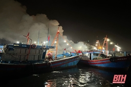 Kịp thời ngăn chặn cháy lan tại nơi neo đậu tàu thuyền Cảng Lạch Bạng