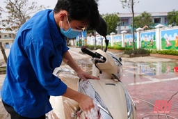 Tuổi trẻ Quảng Chính rửa xe gây quỹ giúp đỡ trẻ em nghèo
