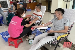 Trao “giọt hồng”, vui đón xuân