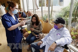 Israel tiêm vaccine mũi 4 cho nhóm dễ tổn thương trên 18 tuổi