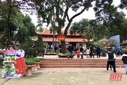 Du khách chen chân lên Phủ Na dịp đầu xuân