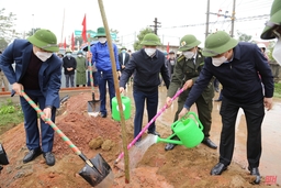 Phó Bí thư Thường trực Tỉnh ủy Lại Thế Nguyên dự “Tết trồng cây đời đời nhớ ơn Bác Hồ” tại huyện Hậu Lộc