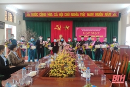 Hội Nông dân tỉnh Thanh Hoa trao quà động viên tân binh