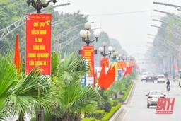 Đường phố rực rỡ cờ hoa kỷ niệm 75 năm ngày Bác Hồ lần đầu tiên về thăm Thanh Hóa