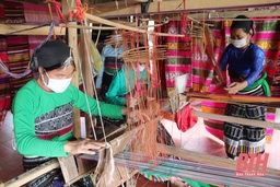 Phụ nữ vùng cao bảo tồn bản sắc văn hóa