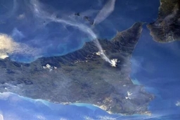 Italy: Núi lửa Etna phun khói và tro bụi khiến sân bay phải đóng cửa