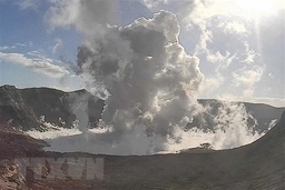 Philippines: Núi lửa Taal lại phun trào magma dạng giếng