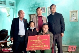 Hội đồng Bùi tộc Việt Nam thăm, tặng quà cho gia đình có hoàn cảnh khó khăn