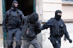 800 cảnh sát Đức đột kích, đập tan nhóm khủng bố tân phátxít