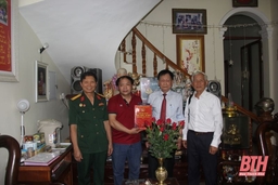 Liên Chi hội Khoa học lịch sử LLVT Thanh Hóa tặng sách cho Giám đốc Sở Ngoại vụ tỉnh Hủa Phăn, Nước Cộng hòa dân chủ Nhân dân Lào