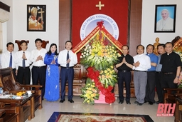 Chủ tịch UBND tỉnh Đỗ Minh Tuấn thăm, chúc mừng Giáo phận Thanh Hóa nhân dịp kỷ niệm 90 năm ngày thành lập