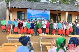 Tặng quà và hỗ trợ mô hình sinh kế cho hội viên, phụ nữ, học sinh xã Bát Mọt