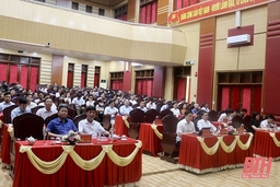 Bí thư Đảng ủy khối cơ quan và doanh nghiệp tỉnh Trần Văn Hải và các đại biểu HĐND tỉnh tiếp xúc cử tri huyện Vĩnh Lộc
