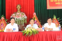 Phó Chủ tịch UBND tỉnh Đầu Thanh Tùng và các đại biểu HĐND tỉnh tiếp xúc cử tri huyện Yên Định