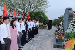 Đoàn đại biểu tỉnh Thanh Hóa dâng hương tưởng niệm 50 năm ngày các giáo viên và học sinh hy sinh trên công trường đắp đê sông Mã