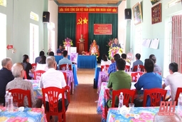 Phó Chủ tịch UBND tỉnh Lê Đức Giang dự sinh hoạt cùng đảng viên Chi bộ khu phố 2, thị trấn Vân Du