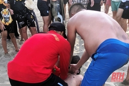 Kịp thời giải cứu du khách đuối nước tại biển Sầm Sơn