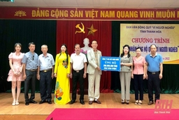 Câu lạc bộ Doanh nhân Thanh Hóa tại TP Hồ Chí Minh - phía Nam ủng hộ Quỹ “Vì người nghèo” tỉnh Thanh Hóa