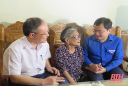 Bí thư thứ nhất Trung ương Đoàn Nguyễn Anh Tuấn thăm, tặng quà gia đình chính sách và Mẹ Việt Nam Anh hùng