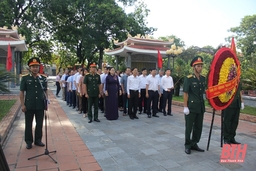 Phó Chủ tịch UBND tỉnh Đầu Thanh Tùng viếng nghĩa trang liệt sĩ và thăm, tặng quà người có công tại huyện Thiệu Hóa