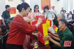 Phó Chủ tịch Ủy ban Trung ương MTTQ Việt Nam Trương Thị Ngọc Ánh thăm, tặng quà tại Trung tâm Chăm sóc, nuôi dưỡng người có công