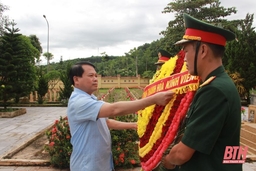 Trưởng ban Tổ  chức  Tỉnh ủy Nguyễn Văn Hùng viếng nghĩa trang liệt sĩ và thăm, tặng quà cho gia đình chính sách tại huyện Thạch Thành