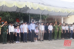 Chủ nhiệm Ủy ban Kiểm tra Tỉnh ủy Lê Quang Hùng viếng nghĩa trang liệt sĩ và thăm, tặng quà gia đình chính sách huyện Cẩm Thuỷ