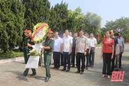 Chủ nhiệm Ủy ban Kiểm tra Tỉnh ủy Lê Quang Hùng viếng nghĩa trang liệt sĩ và thăm tặng quà gia đình chính sách huyện Hậu Lộc
