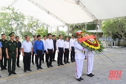 Chủ tịch UBND tỉnh Đỗ Minh Tuấn viếng các anh hùng liệt sĩ tại Nghĩa trang liệt sĩ Quốc gia Vị Xuyên, tỉnh Hà Giang