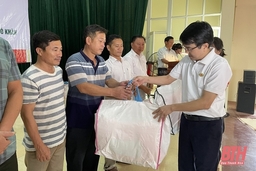 Trao áo phao cứu sinh đa năng cho ngư dân xã Hoằng Phụ