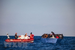 Italy giải cứu hơn 600 người di cư ở ngoài khơi Calabria