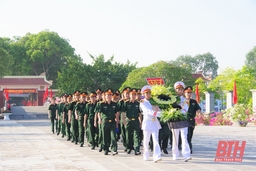 Bộ CHQS tỉnh dâng hương tại Nghĩa trang liệt sỹ Hàm rồng