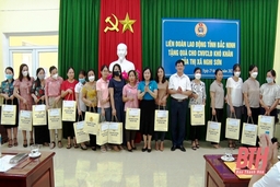 Liên đoàn Lao động tỉnh Bắc Ninh trao quà cho 50 đoàn viên có hoàn cảnh khó khăn trên địa bàn thị xã Nghi Sơn