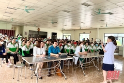 Truyền thông, tư vấn và khám chuyên khoa cho nữ công nhân, lao động