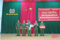 Khen thưởng nóng cho Công an huyện Triệu Sơn