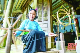 Giữ gìn nghề dệt thổ cẩm truyền thống của người Mường ở bản Chiềng Khạt