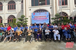 Hội Chữ thập đỏ tỉnh trao xe lăn cho người khuyết tật tại huyện Thọ Xuân và Cẩm Thuỷ