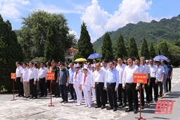 Đoàn đại biểu hai tỉnh Thanh Hóa - Hủa Phăn dâng hương viếng các anh hùng liệt sĩ tại Nghĩa trang liệt sĩ Quốc tế Đồng Tâm