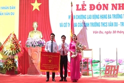 Trường tiểu học Vân Du đón nhận Huân chương Lao động hạng Ba