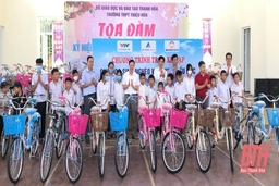 Trao xe đạp cho học sinh có hoàn cảnh khó khăn huyện Thiệu Hoá