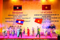 “Việt Lào hai nước chúng ta - Tình sâu hơn nước Hồng Hà, Cửu Long”!