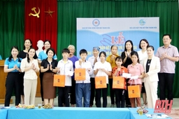 Bệnh viện Nhi Thanh Hóa trao kinh phí đỡ đầu trẻ mồ côi huyện Quảng Xương