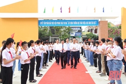 Phó Bí thư Thường trực Tỉnh ủy Lại Thế Nguyên dự Lễ khai giảng năm học mới tại Trường THCS Nguyễn Hồng Lễ
