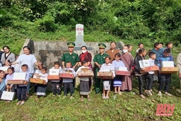 Trao quà cho học sinh, hộ nghèo vùng biên Mường Lát và nước bạn Lào