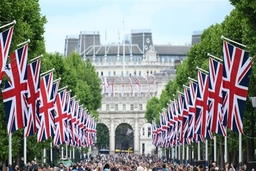 Kinh tế Anh đón nhận “cú hích” bất ngờ từ những người hâm hộ Hoàng gia