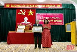 Đảng uỷ phường Đông Thọ trao tặng Huy hiệu Đảng cho 57 đảng viên
