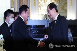 Các thủ tướng Nhật Bản và Hàn Quốc hội đàm trực tiếp tại Tokyo